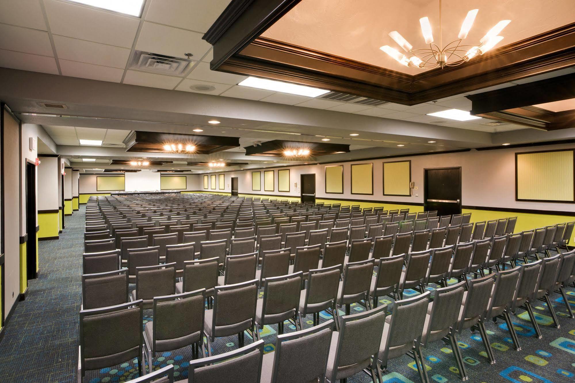 Wyndham Garden Oklahoma City Resort & Conference Hotel Near Airport, Fairgrounds Paycom & I40 Съоръжения снимка